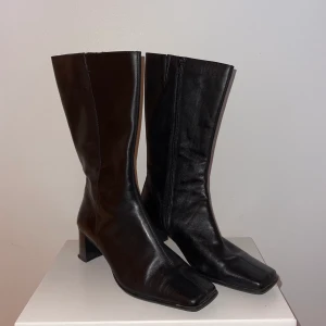 Leather black boots  - ✨!BOOTS BOOTS BOOTS!✨ Svarta leather boots I topp skick Frakt 60kr  (OBS! Säljer inte under 500kr)