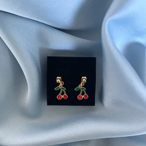 KÖRSBÄR #005 - Supersöta egengjorda körsbärsörhängen 🍒🍒Guldpläterade! Artikelnummer: #005. Skriv till oss för beställning alternativt ”köp nu” om så önskas!🌈🌈🌈