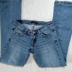Säljer dessa sjukt snygga lågmidjade bootcut jeansen från Levi’s, väldigt svåra att få tag i!! (Säljer endast vid bra bud) Midjemått: 34 cm rakt över / runt om 75cm Innerbenslängden: 78 cm Jag har storlek 34 i jeans och är 168cm❤️DIREKT PRIS: 750