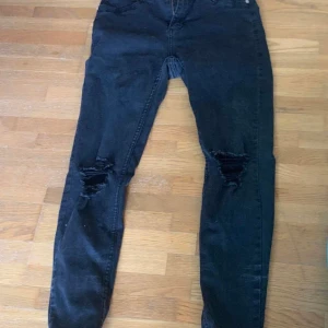 Svarta jeans  - Hål vid knäna , slim fit 