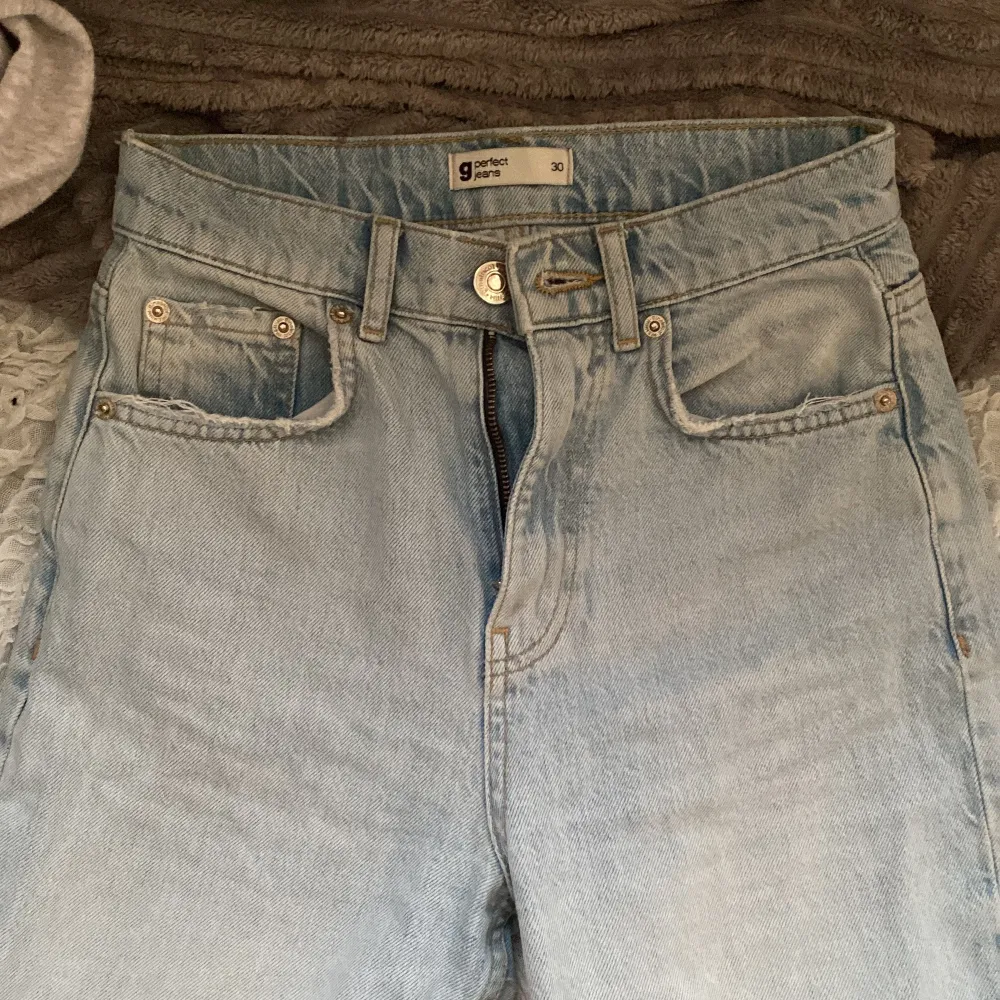 Hej! säljer ett par jätte fina Gina jeans i en ljusblå färg, dom sitter bra i längden på mig som är 161. Jeansen är i användt  skick.💕 Hålen på jeansen är lite större än vad dom ska va men det har blivit så efter att man böjt sig osv!💕 nypris: 499kr . Jeans & Byxor.