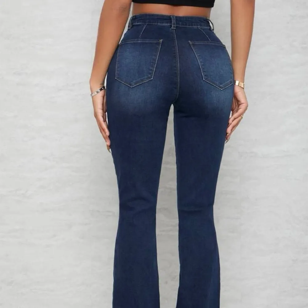 Jättefina och stretchiga mörkblå highwaisted jeans som tyvärr inte har kommit till användning därav nyskick! . Jeans & Byxor.