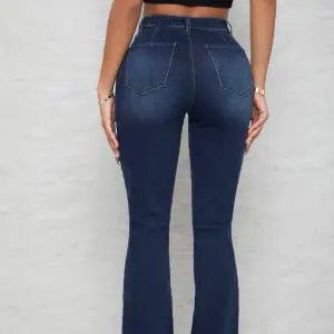 Jättefina och stretchiga mörkblå highwaisted jeans som tyvärr inte har kommit till användning därav nyskick! 