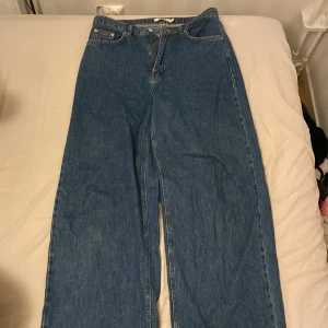 Blåa jeans  - Säljer mina blåa jeans från NA-KD. Använt några gånger men fortfarande i bra skick.