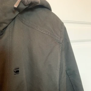 G- star jacka - Grön jacka från g-star. Köpt för 4000kr och i ett fint skick.