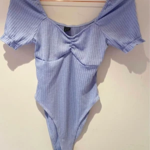 Bodys  - Tre fina bodys i olika färger. Alla är i storlek Xs. 50kr st. Tryck inte på köp nu. Skriv privat istället. Köparen betalar frakten.