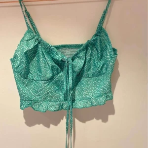 Linnen - Två super fina gröna linnen. Det mörkgröna linnet är i storlek Xs och det ljusgröna linnet är i storlek S. 30kr st. tryck inte köp nu. Skriv privat istället. Köparen betalar frakten.