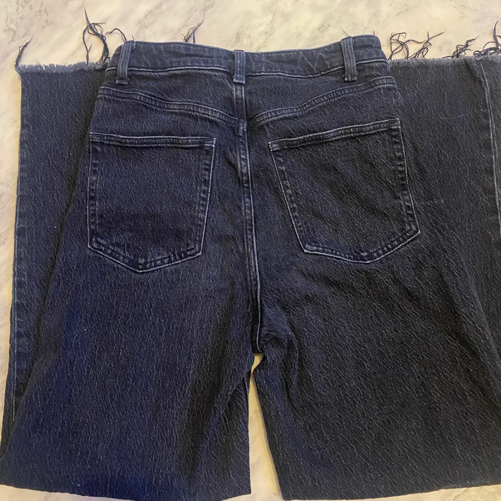 Säljer dessa high Waist raka jeans då jag tycker dom är lite korta på mig som är 167, jag brukar vilja ha jeans som går lite längre, dom är i stl 36 i ett tjockare material och i nyskick säljer för 150kr med fri frakt, skirv till mig privat för frågor . Jeans & Byxor.
