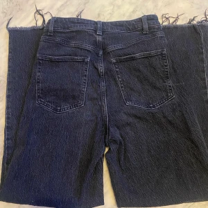 Very high Waist jeans  - Säljer dessa high Waist raka jeans då jag tycker dom är lite korta på mig som är 167, jag brukar vilja ha jeans som går lite längre, dom är i stl 36 i ett tjockare material och i nyskick säljer för 150kr med fri frakt, skirv till mig privat för frågor 