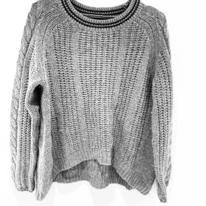 Stickade tröjor  - Tre fina stickade tröjor. Alla kostar 50kr st. Den röda är i storlek L. Den gråa är i storlek M. Och den råsa/blå är i storlek S. Köparen betalar frakt  