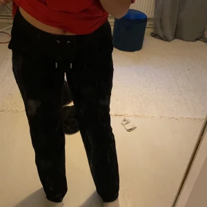 Byxor - Säljer dessa svarta juicy byxor då dom knappt har kommit till användning, är 168cm och dom sitter perfekt i längden. Bra skick och knappt använda. Ordinarie pris 1 100kr och säljer dom för 800kr plus frakt.