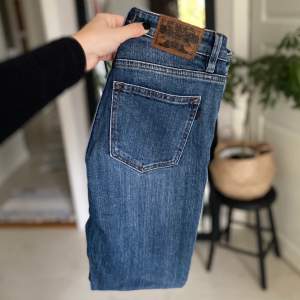 Jeans från Crocker, sparsamt använd med inga defekter! Uppklippt i längden så strl är 28/32 istället för 28/34