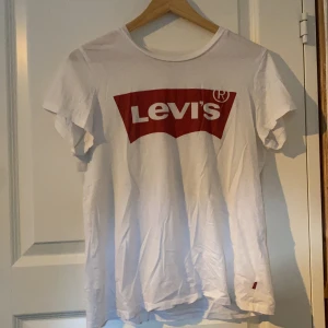 Levis tröja i storlek S - En jätte fin o skön tröja i storlek S. Inte använd många gånger men den är något år gammal. Tröjan är i bra skick då den inte har hål eller är sliten. 