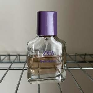 Halvfull parfym från Zara i doften Gardenia som också är en dupe på YSL’s Black Opium. Den är 30 ml men är ganska exakt halvfull så cirka 15 ml. Perfekt o ha i väskan!!👛💄💄