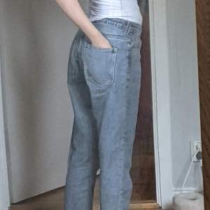 supersöta jeans från weekday <33 något slitna i linningar för att de använts mkt :) pris kan alltid diskuteras ! (uppskattar storlek till S)