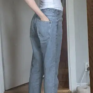 supersöta jeans från weekday <33 något slitna i linningar för att de använts mkt :) pris kan alltid diskuteras ! (uppskattar storlek till S)