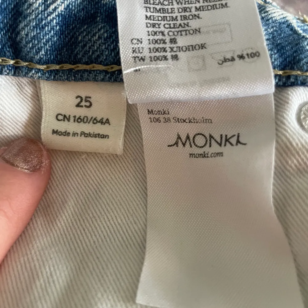 Ett par ljusa raka jeans från Monki, fint skick, storlek 25.. Jeans & Byxor.