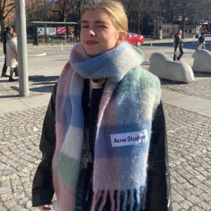 Halsduk acne studios - Intressekoll på min fina halsduk från acne, säljer vid bra bud!! Köpt på NK i Januari. 