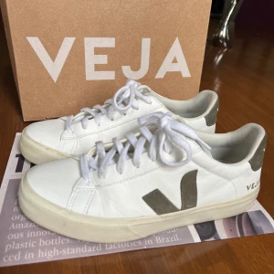 Veja skor - Säljer jättesnygga Veja skor då jag inte fått använing av de. Skorna är i vitt med gröna detaljer. Köpte i somras för 1400kr på Vallgatan 12. Kvitto finns! Köparen står för eventuell frakt<3