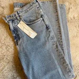 Jeans från Arket, modell: ”Regular Cropped Stretch Jeans”, storlek 28. Helt oanvända. Nypris 690 kr. Frakt tillkommer 🤍