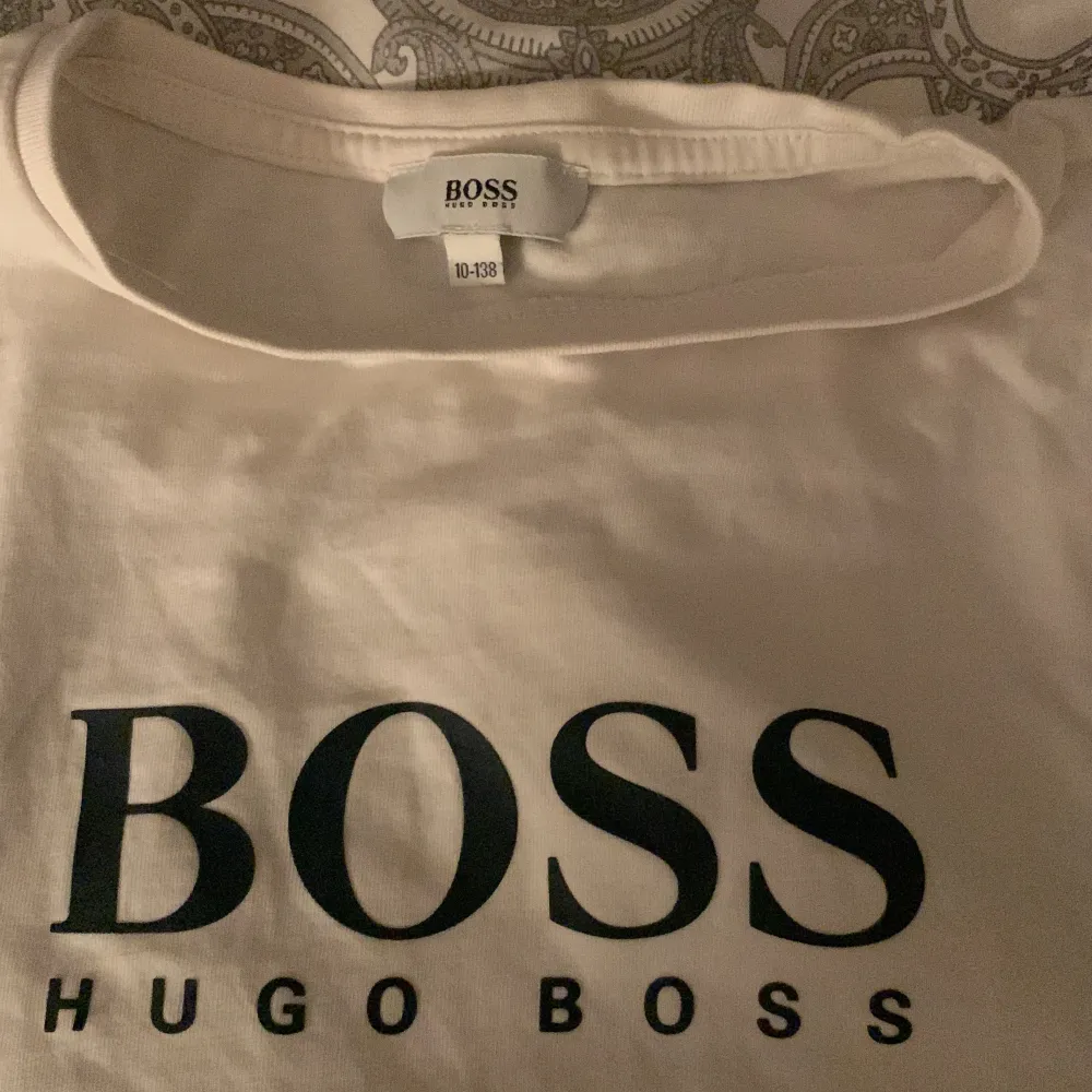 Nu säljs denna vita Hugo boss tröja för barn, köpt på johnells för ca 350-400kr säljs nu för att den är liten, strl 138. (Vit med marinblå text). Toppar.