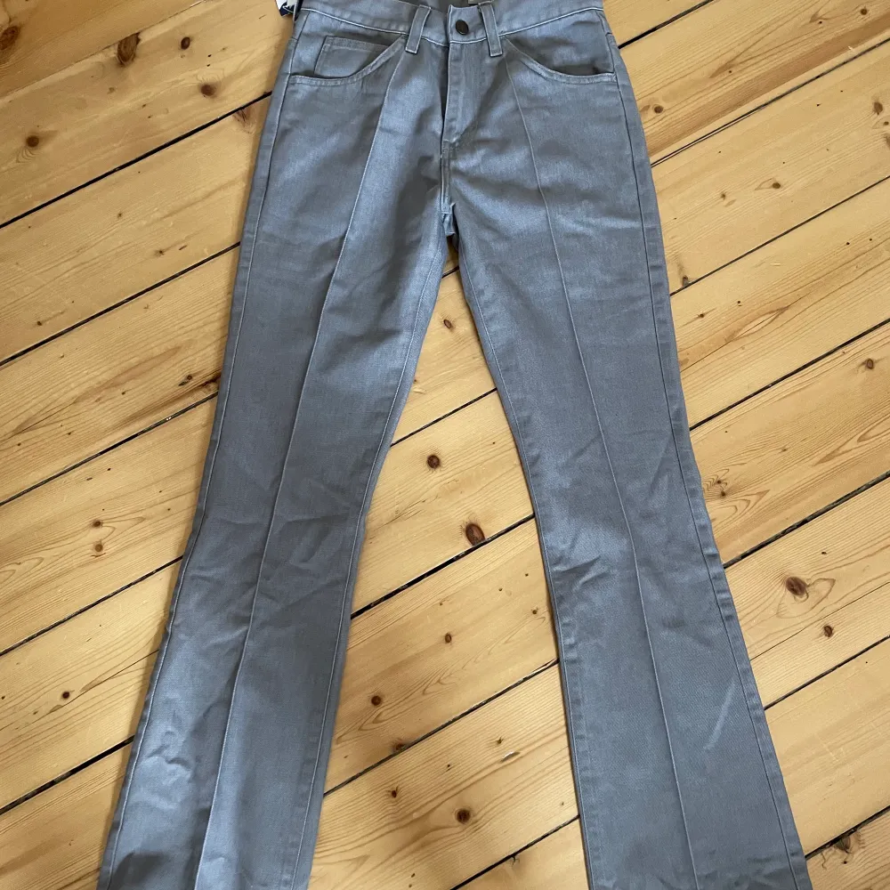 Gråa Levis jeans, retro med lappar kvar  Storlek 27/32 små i storlek!!! Kanske en 25?. Jeans & Byxor.