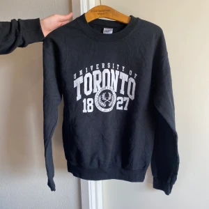 Svart sweatshirt  - Vintage svart sweatshirt med så snyggt tryck. Jättebra skick. Storlek S. 