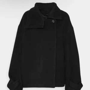 Arket Fuzzy Wool-Blend Jacket strl 36 - Hej! 💞Jag har en Arketjacka i storlek 36, letar efter någon som har en i en större storlek och vill byta! Vill byta mot tex strl 38/40. Har använt den ett fåtal gånger och den är i jättebra skick. Kan mötas upp i Göteborg eller i närheten av Göteborg. 