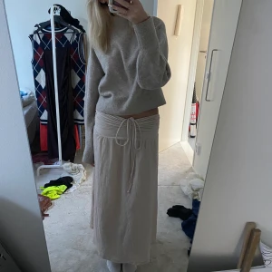 Kläning/Kjol - Säljer min jätte fina lång kjol som också kan andvändas som en kläning, den har band som man kan knyta i nacken men man kan stoppa in dom som kjol.💗 