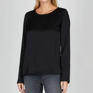 Allvar Gallery Kasumi Blouse, storlek S - Blus från Ahlvar Gallery, Kasumi blouse, i silkesmix. Storlek S. Nyskick. Nypris 2099 kr. Frakt tillkommer 🤍