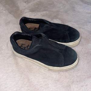Svarta skor i mocka från Eytys. 
