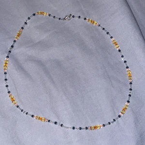 Pärlhalsband  - Säljer detta halsband jag köpte här på plick 🥰 (frakten är 12kr men man kan ej välja det.)