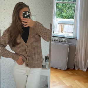 Stickad tröja  - Säljer denna så snygga nästan helt oanvända tröjan då den inte kommer till användning🥰