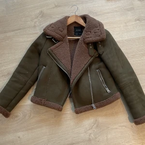 Zara moto jacka - Använd ett fåtal gånger förra året. Snygg mossgrön färg och fleece på hela insidan