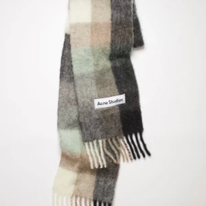 Halsduk Acne Studios - Säljer min fina acne halsduk som jag köpte i februari! Använd knappt 5 ggr så i nyskick! DM för fler bilder!🥰