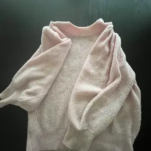 En rosa jätte fin stickad tröja som passar till allt😍💗🎀 Kommer inte mycket till användning så jag har en likadan!