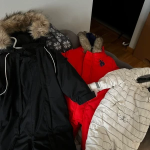 Polo newbie pomp deluxe overaller  - Jätte fina overaller i nyskick strlk 74,56,3-6mån Polo 3-6mån pris 150kr Pomp deluxe 74 pris 250kr Newbie 56 pris 100kr