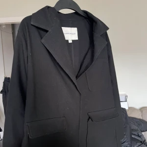 Jacka  - En sjukt fin jacka/kappa ifrån Carin Wester. I tunt material, men blir varmare (och snyggare) med en tjocktröja under. Använd men i bra skick! Storfavorit!!