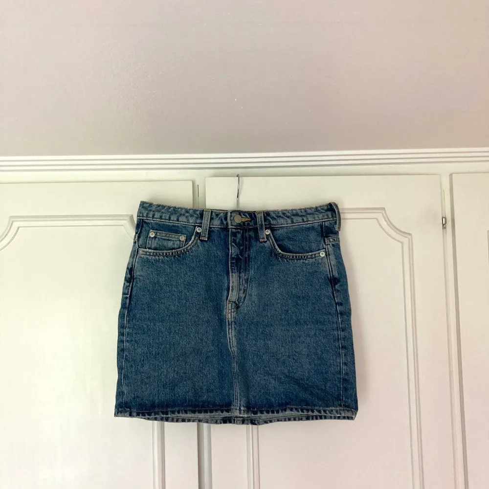 Kort jeanskjol från Weekday i storlek S, använd en gång💞 OBS! köparen står för frakten . Kjolar.