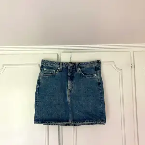 Kort jeanskjol från Weekday i storlek S, använd en gång💞 OBS! köparen står för frakten 