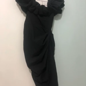 Klänning  - Säljer denna snygga klänning använd endast 1 gång, den e som helt ny🖤 Priset går o diskutera 