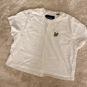 Topp - Säljer denna söta croppade tröja då den inte används❤️den är i super bra skick då den nästan aldrig är använd❤️