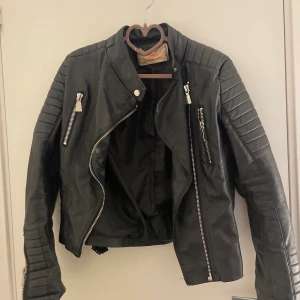Skinnjacka - Skinnjacka som jag säljer för 100kr i storlek Xs (funkar på en S)