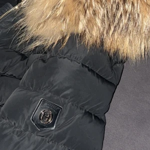 Hollies Stockholm  - Säljer min Hollies jacka i storlek 32 med äkta päls 