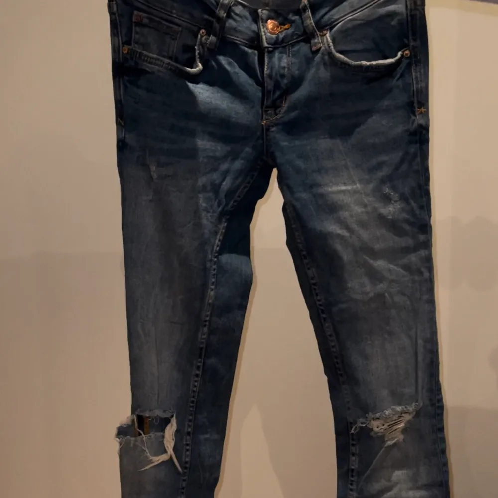 Sköna jeans med hål på båda knäna. Jeans & Byxor.