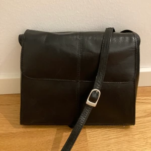 Handväska med långt band  - Min mammas gamla handväska med relativt långt band, helt okej skick.