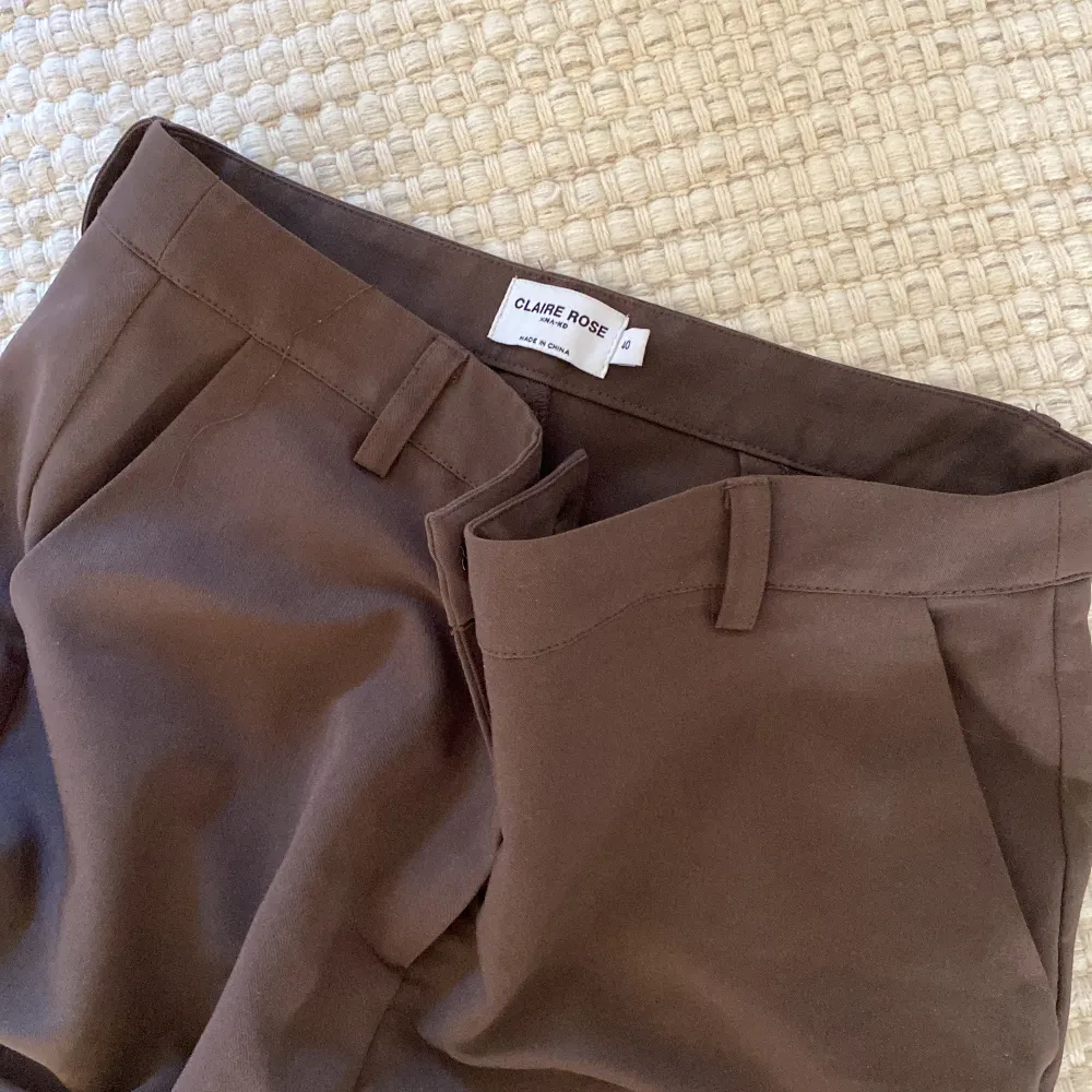 Skitsnygga bruna raka kostymbyxor från nakd i strl 40. Innerbenslängden är 85cm! Det är bara att höra av sig vid frågor eller om du är intresserad🌻. Jeans & Byxor.