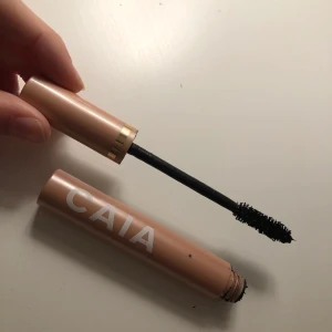 Caia mascara - Caia mascara ”bibbz boom boom lashes”! Endast testad en gång. Frakt tillkommer på 14kr