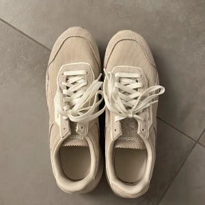 Reebok skor storlek 38 - Säljer ett par snygga Reebok skor som endast är testade! Köpte för ungefär 1100 och säljer för 250kr💕