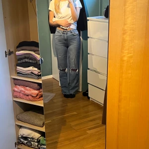 Stradivarius jeans - Jeans i den perfekta tvätten! Hål på knäna och långa i benen:) Skriv vid intresse, för fler bilder eller frågor! Kolla in min profil jag rensar!!💕